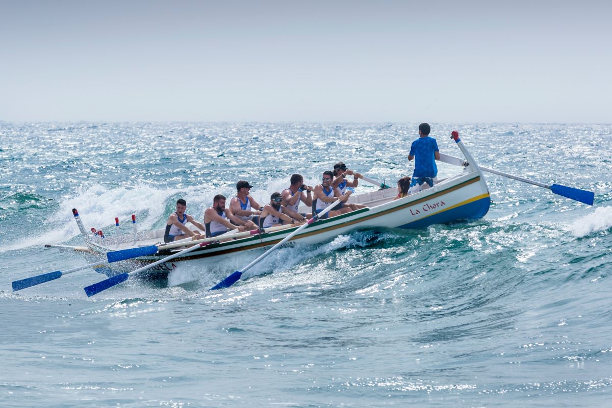 leadership-rameurs-dans-barque-sur-mer-agitee